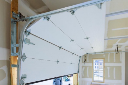 Les avantages d'une porte de garage sur mesure pour votre habitation