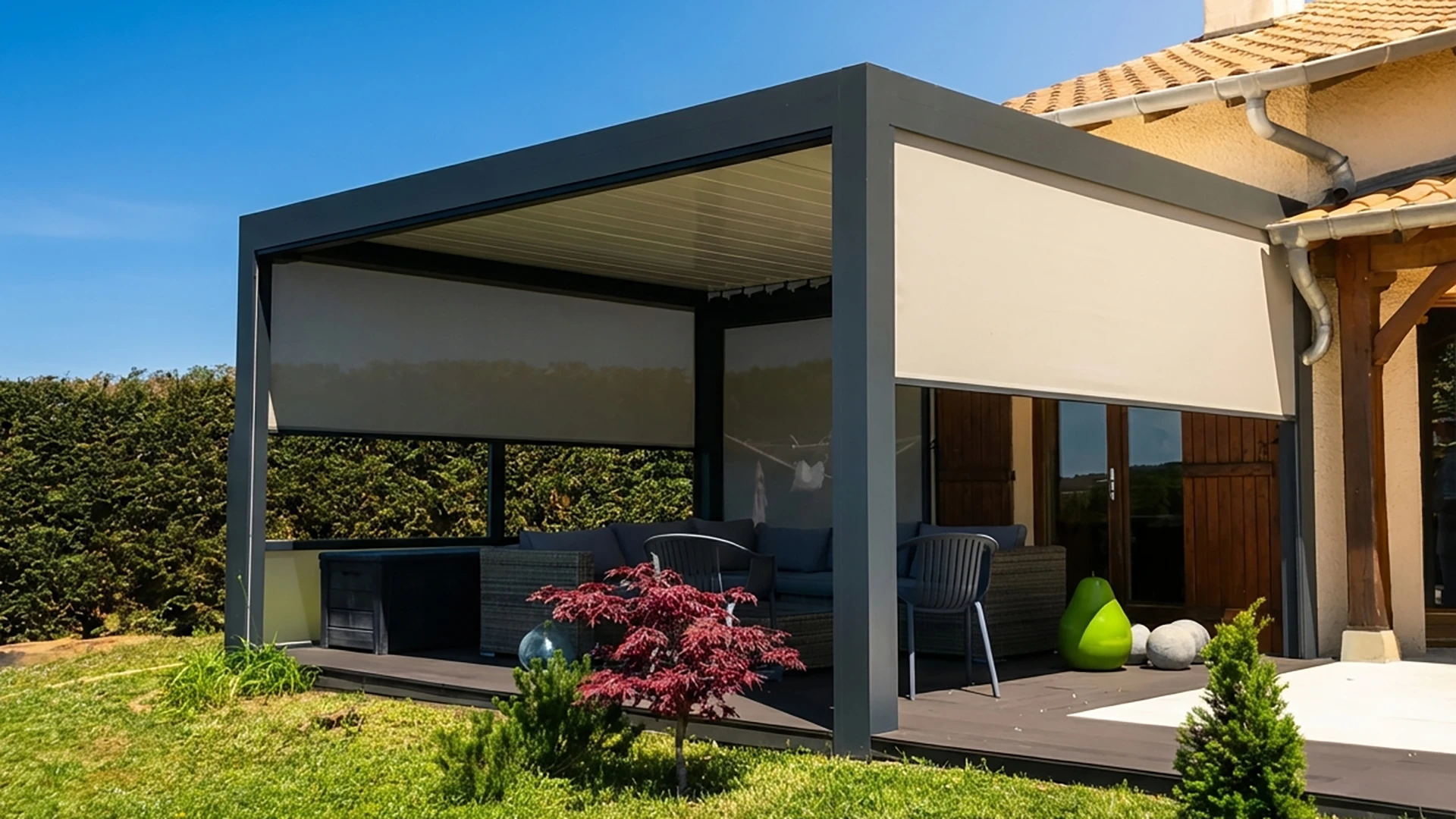 Façade extérieure d'habitation avec volet roulant moderne partiellement ouvert