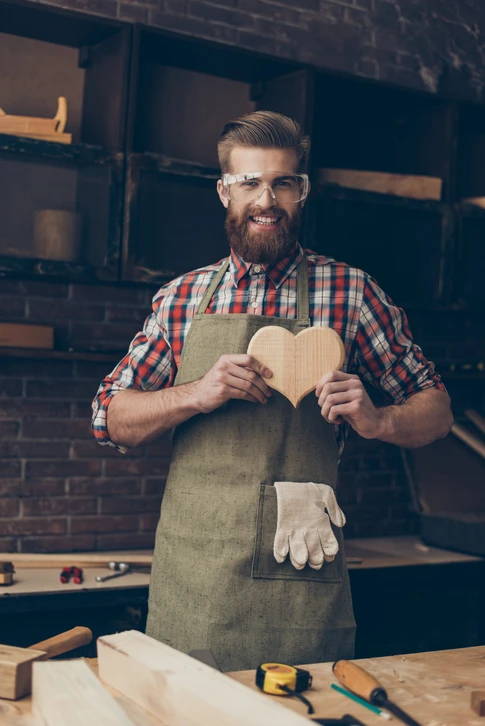 Portrait chaleureux d'artisans modernes discutant de la conception de meubles dans un atelier de menuiserie