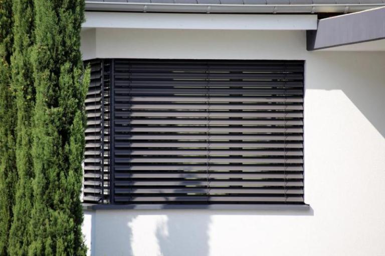 Comment la motorisation de store à Vonnas simplifie votre quotidien
